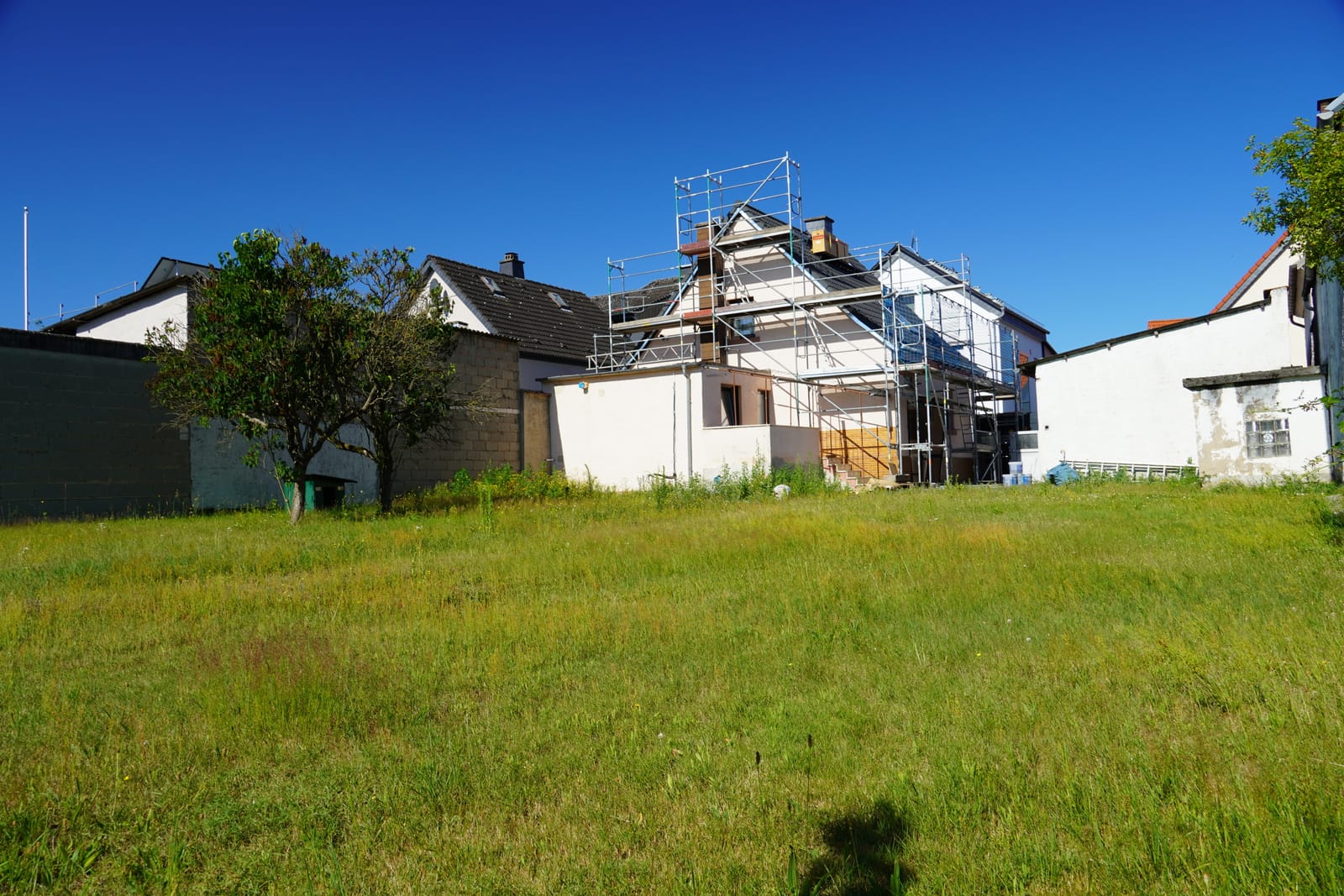Freistehendes Haus mit Garten, Garage & Werkstatt